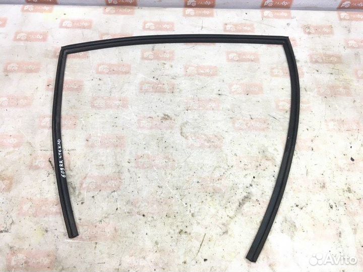 Уплотнительная резинка стекла задняя правая Honda