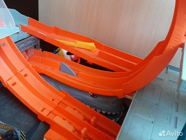 В доставке Трек хот вилс акула