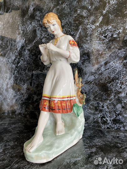 Статуэтка фарфор Гадание на ромашке