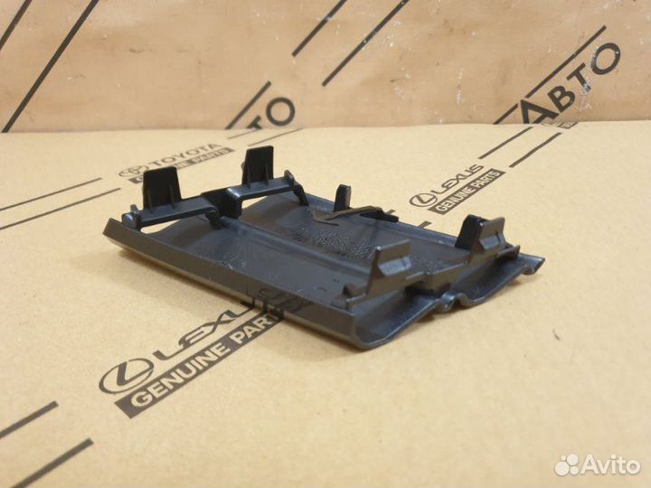 Заглушка буксировочного крюка Toyota Camry V70