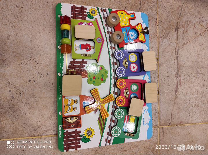 Деревянный бизиборд Вагончики