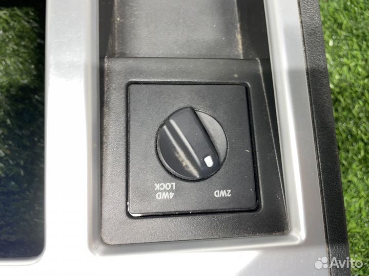 Центральная консоль (подлокотник) на Dodge Nitro K