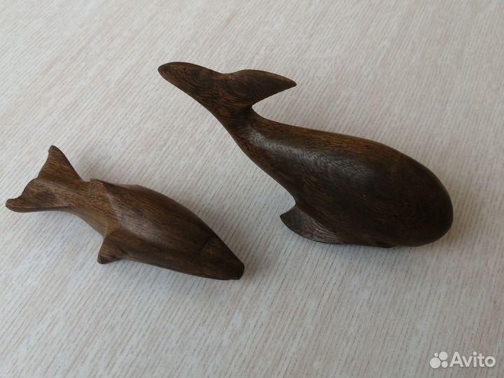 Дельфин — фигурка из железного дерева