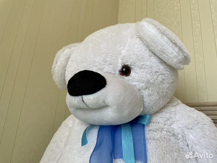 Большой плюшевый медведь