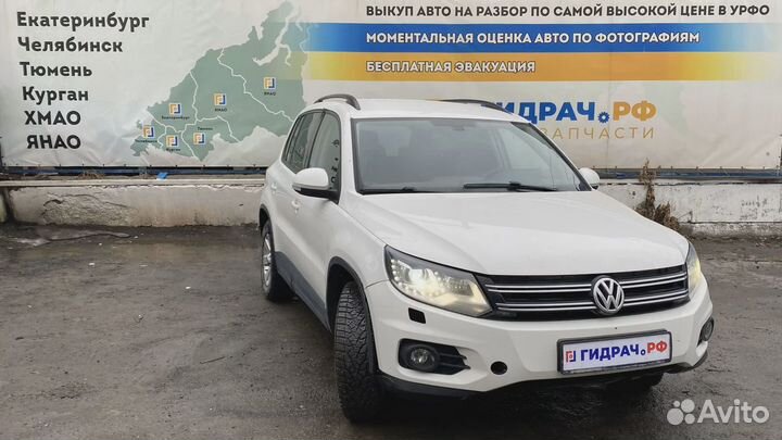 Накладка торпедо левая с торца Volkswagen Tiguan