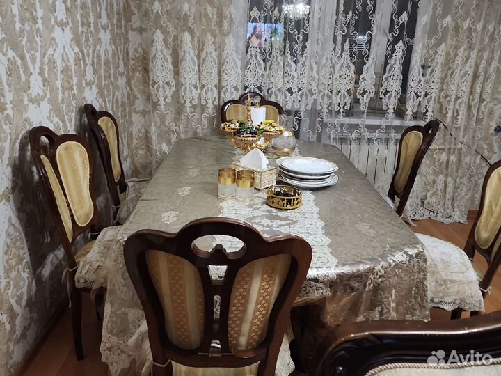 Стол и стулья