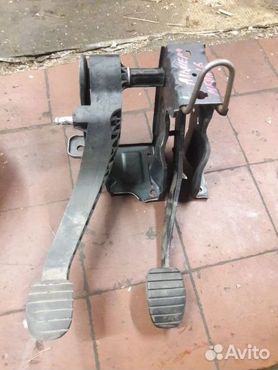 Педаль тормоза сцепления Nissan Almera G15