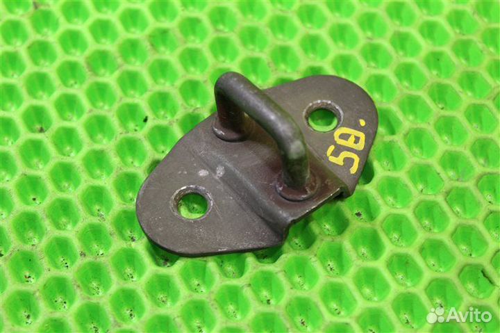 Петля замка багажника задняя Mazda Bongo SK82MN