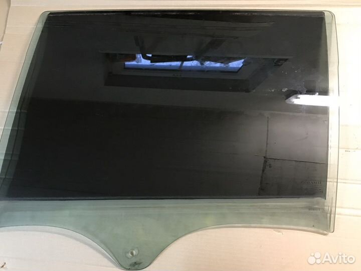 Стекло задней левой двери Renault Laguna 2 Combi