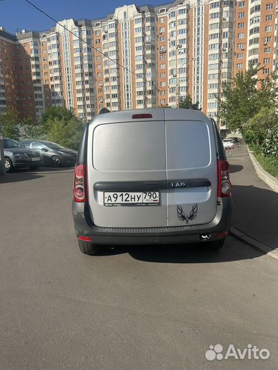 Водитель на личном грузовом автомобили Лада Ларгус