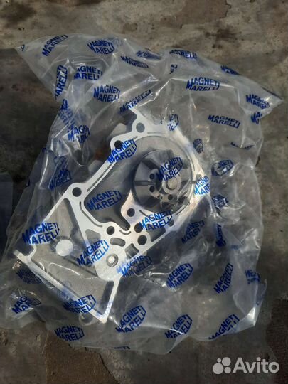 Помпа на двигатель renault k4m