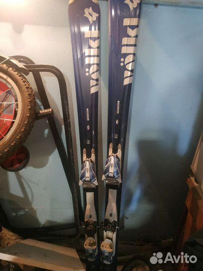 Горнолыжные ботинки и лыжи