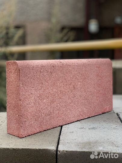 Бордюр тротуарный красный брусчатка