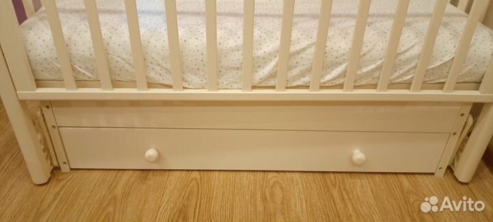 Детская кроватка с маятником