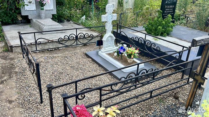 Памятники на кладбище от производителя