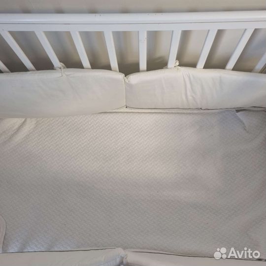 Детская кроватка с маятником и ящиком