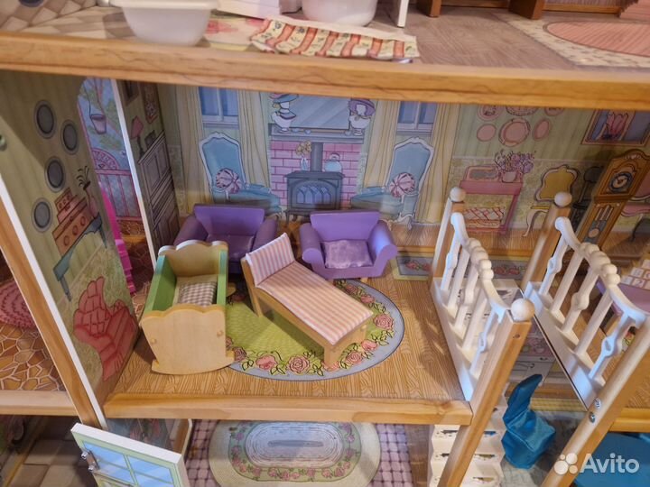 Большой кукольный домик с мебелью