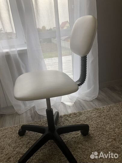 Стул для мастера маникюра