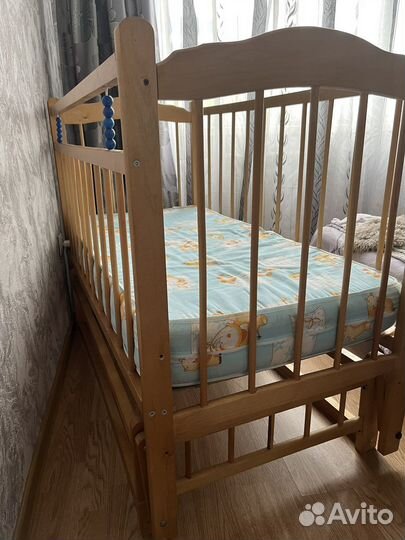 Детская кроватка с маятником