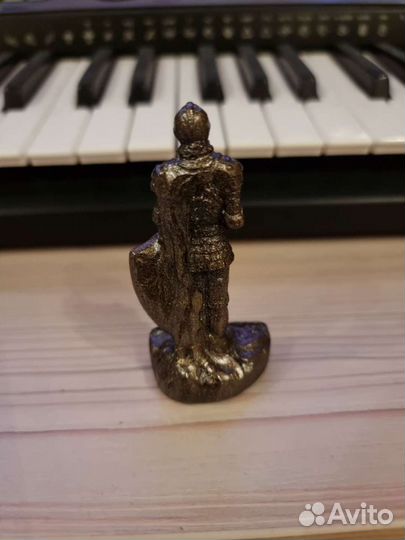 Рыцарь продам статуэтку