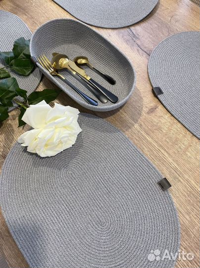 Сервировочные салфетки и хлебница