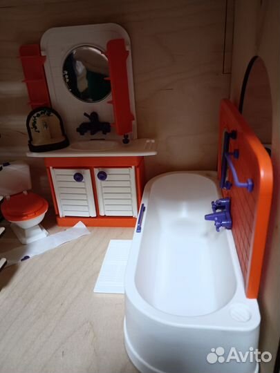 Большой деревянный кукольный домик с мебелью