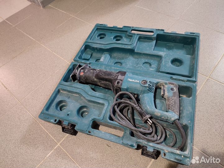 Сабельная пила makita JR3050t