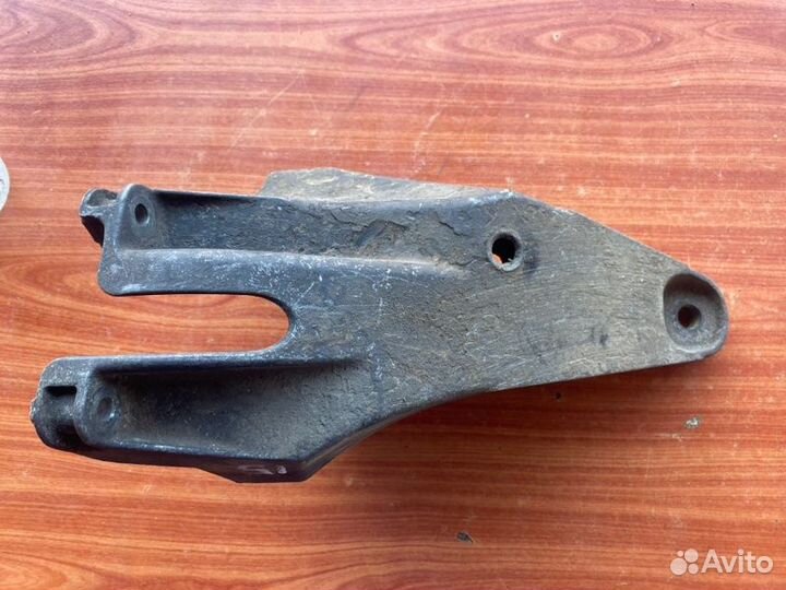 Кронштейн кпп Vw Caravelle T5 AXD 2005