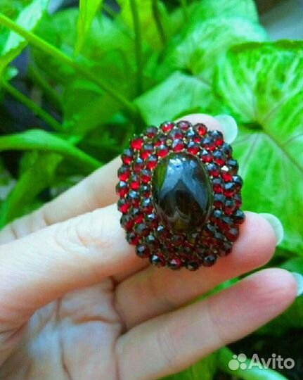 Антикварная брошь с большим гранатом кабошоно