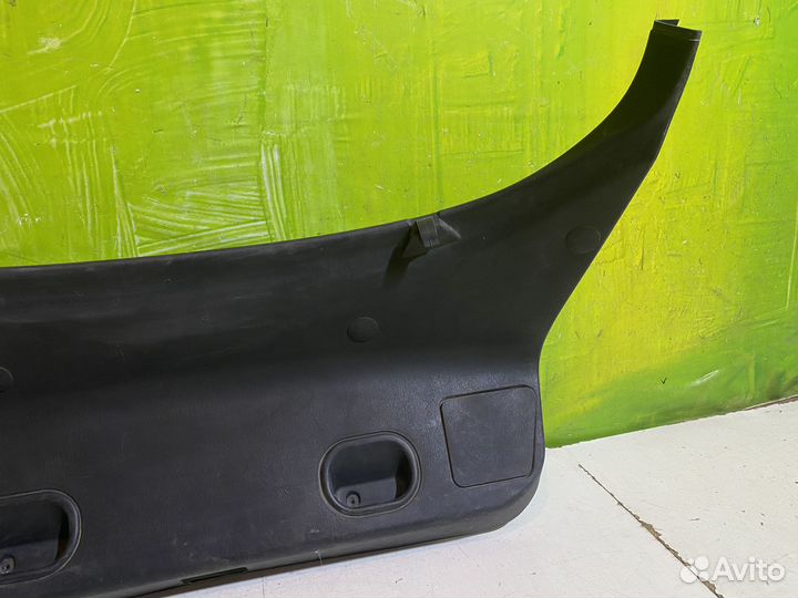 Обшивка крышки багажника Mitsubishi Carisma