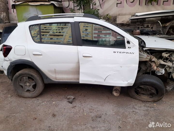 Renault Sandero Stepway 1.6 AT, 2020, битый, 12 000 км