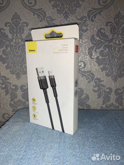 Зарядный шнур на iPhone