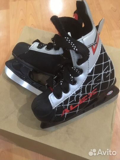 Коньки хоккейные