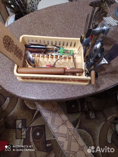 Сушилка для посуды с кухонными принадлежностями