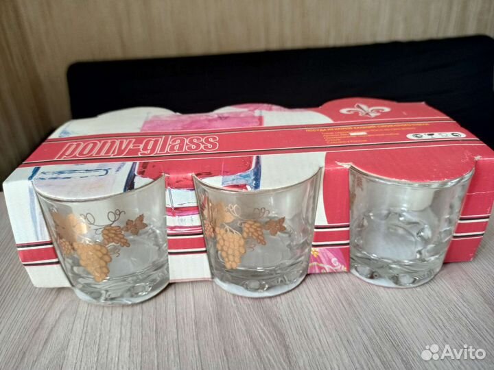 Стеклянные и хрустальные бокалы, рюмки, тарелки