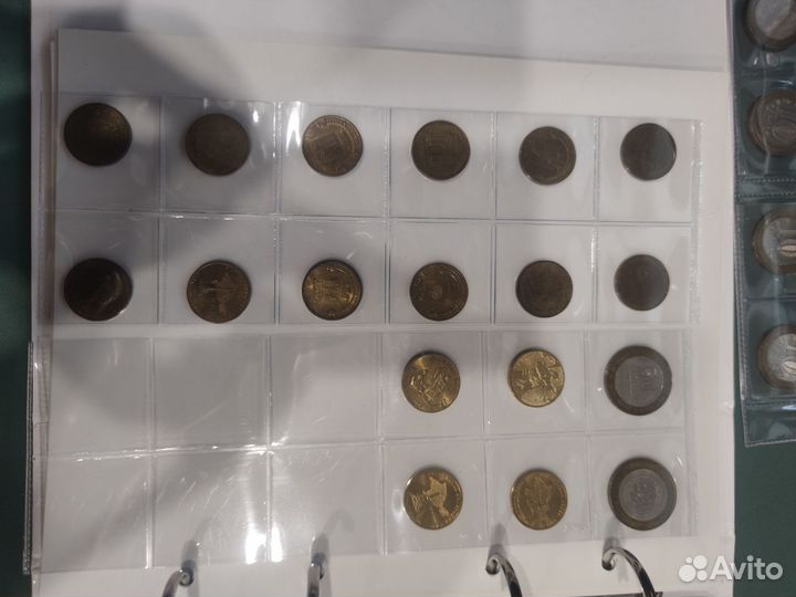 Коллекция монет и купюр