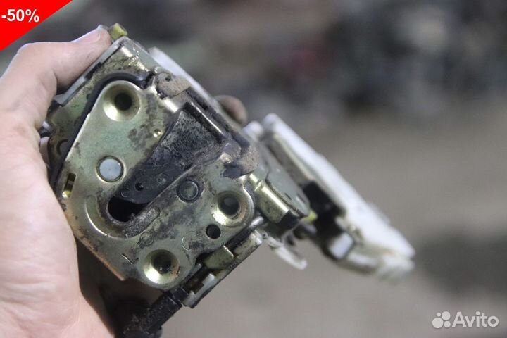 Замок двери правый на Ниссан Микра К11