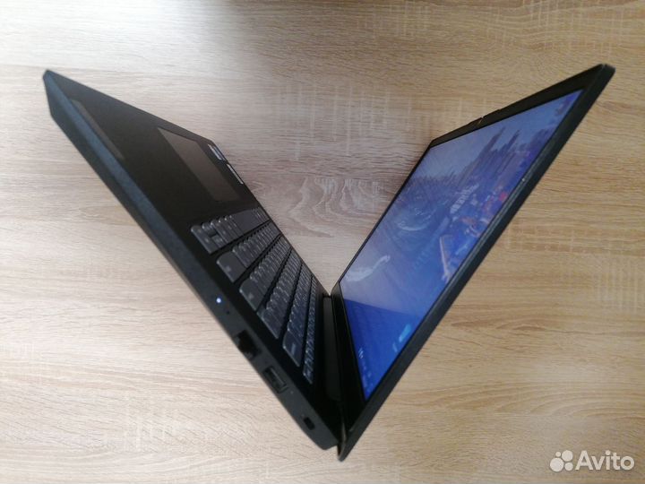 Тонкий свежак Lenovo на Core i5 10 поколения