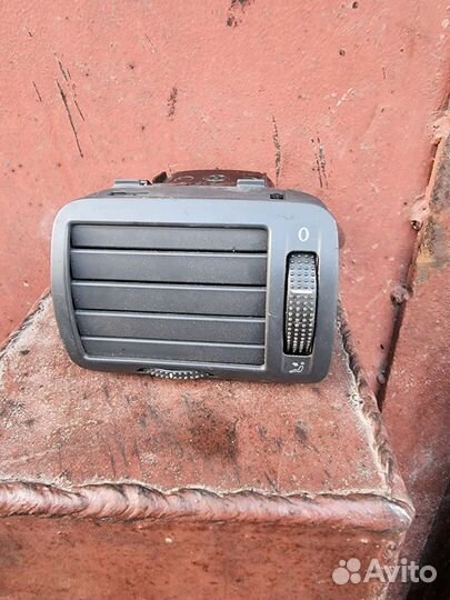 Дефлектор воздушный в торпедо левый Пассат Б-5