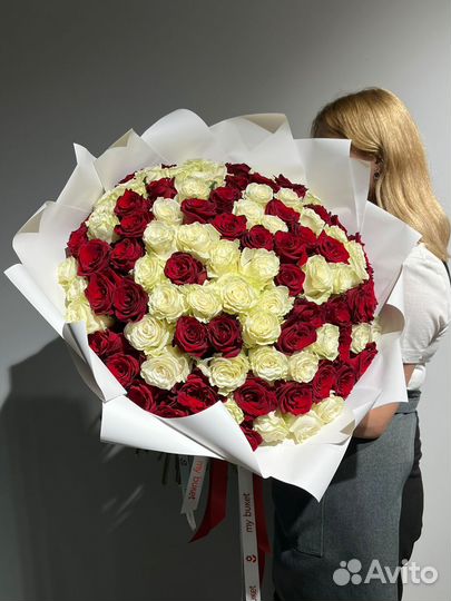 101 красно белая роза
