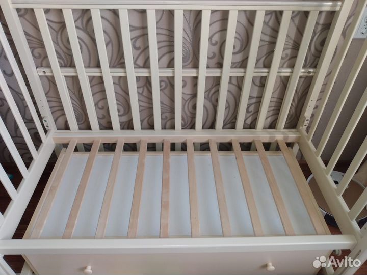 Детская кроватка с маятником