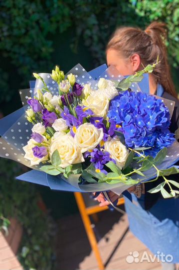 Букет цветов Розы с весенними Ирисами