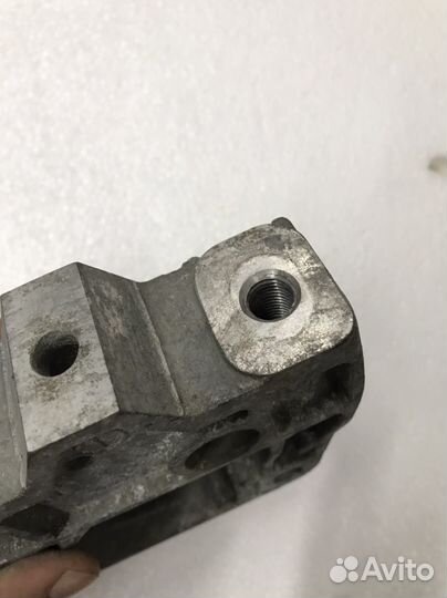 Кронштейн опоры МКПП 1K0199111E Golf 6