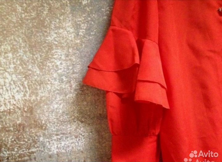 Алая модная блузка с воланами