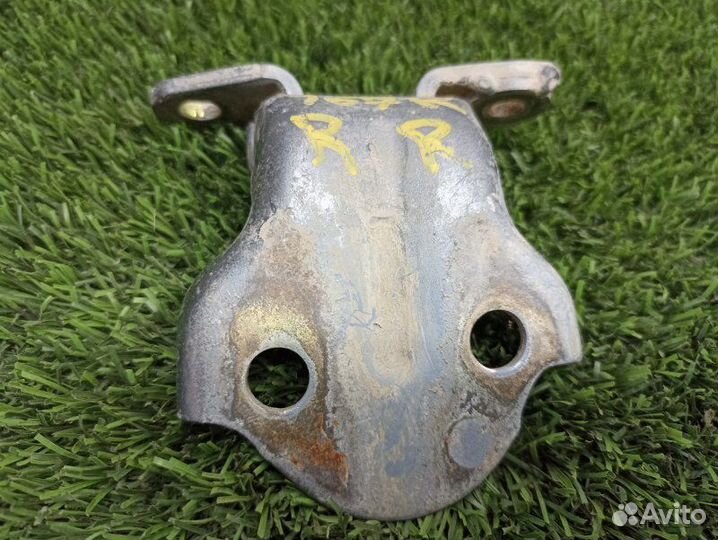 Петля двери задняя правая Mitsubishi Pajero 2 V45W