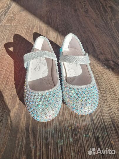 Блестящие туфли для девочки