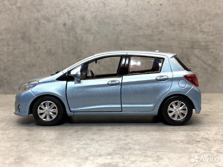 Коллекционная модель Toyota Yaris 1:32