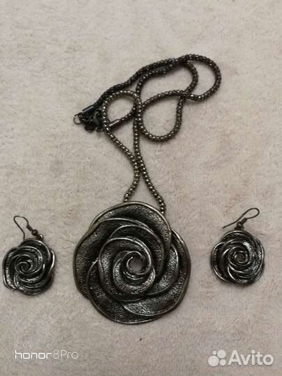 Кулон и серьги