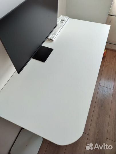 Маникюрный стол