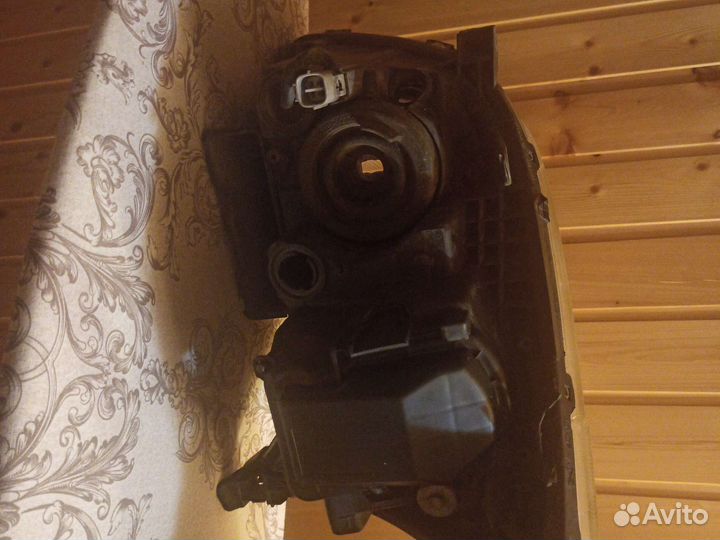 Фары на Toyota avensis